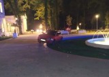 SZOK! Ktoś wjechał autem do fontanny w parku w Zatoniu. Prezydent Janusz Kubicki: Czasami głupota ludzka potrafi mnie zaskoczyć