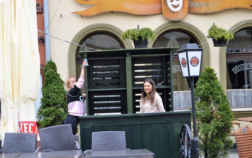 Od soboty łagodniejsze obostrzenia. Ruszają ogródki w restauracjach. Zdejmujemy maseczki, ale nie dowolnie! 