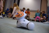 Wakacyjne programowanie robotów. Darmowe zajęcia dla dzieci w Miejskiej Bibliotece Publicznej w Koninie