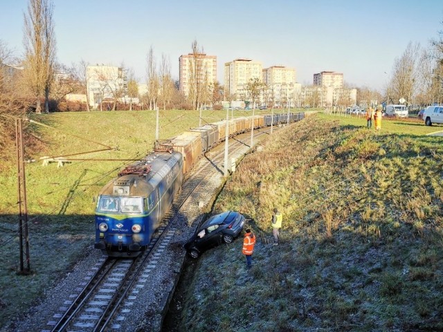 Do groźnie wyglądającej kolizji doszło dziś przed południem w okolicy placu Pokoju Toruńskiego w Toruniu. Auto zjechało ze skarpy i znalazło się przy torach. Na szczęście nikomu nic się nie stało. Ze wstępnych ustaleń policjantów wynika, że 27-letnia kobieta jadąca oplem astra ulicą Waryńskiego w stronę ulicy Przy Kaszowniku uderzyła w opla zafirę, który znajdował się już na rondzie. Potem zjechała na prawą stronę, wypadła z drogi i stoczyła ze skarpy. 
Na szczęście zarówno kierowcy opla zafiry jak i 27-latce nic się nie stało. Do czasu wyciągnięcia pojazdu z powrotem na drogę, ruch na rondzie był utrudniony.

To już druga podobna sytuacja w ostatnich latach w tym miejscu. Wiosną 2018 roku ze skarpy na tory zjechał też mercedes prowadzony przez 23-latka. Zdaniem prokuratury samochód, który prowadził poruszał się ze zbyt dużą prędkością i kierowca stracił nad nim panowanie.

Zobacz także:

Urodziny Radia Maryja. Program i utrudnienia na ulicach
Zmiany w szkoleniu rezerwistów. Kto do wojska?

Na szczęście nic poważnego kierowcy się nie stało, bo sam wydostał się z pojazdu i uciekł. Porzucone auto zablokowało tory i do czasu usunięcia go z szyn nie mogły tamtędy przejechać przejechać dwa składy pociągów: osobowy i towarowy. 23-latek następnego dnia sam zgłosił się na policję.

NowosciTorun