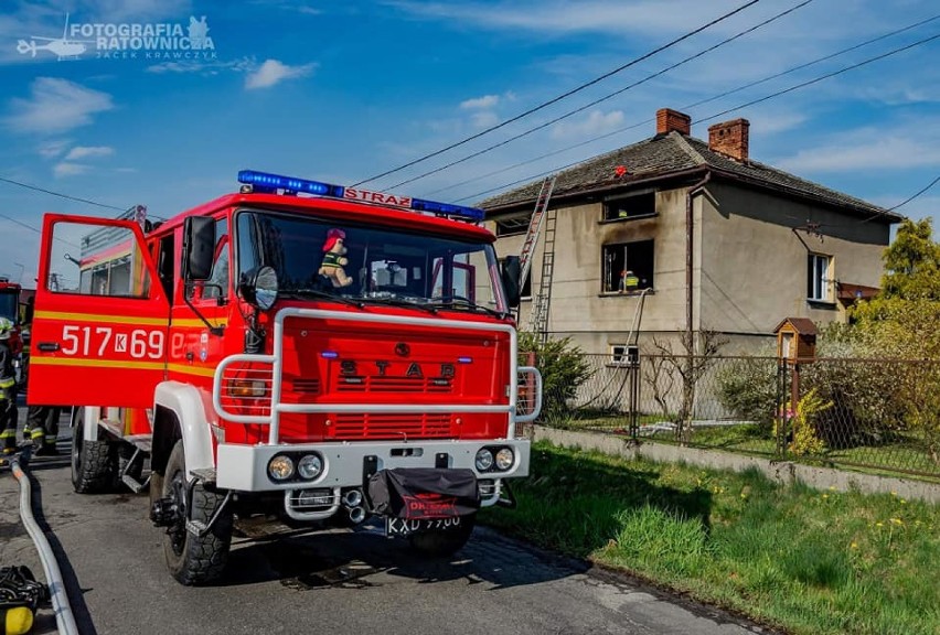 Burmistrz Brzeszcz uhonorował mieszkańców, którzy pospieszyli na ratunek kobietom w płonącym domu [ZDJĘCIA]