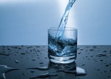Nie tylko picie wody nawadnia organizm. Ile płynów dziennie należy wypić? Które owoce i warzywa zawierają najwięcej wody? Odpowiadamy 