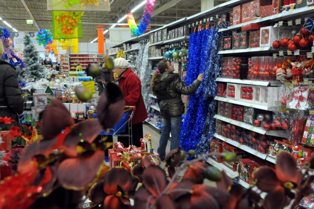 Rozpoczął się sezon na ozdoby choinkowe. We wszystkich lubelskich hipermarketach działają już stoiska z bożonarodzeniowymi dekoracjami.