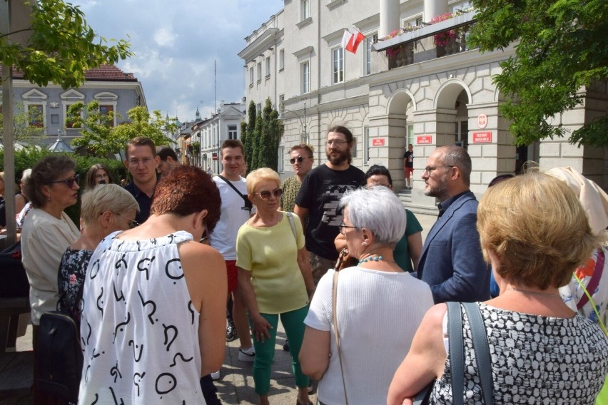 Mieszkańcy szukają łańcuchów. Przypną się do drzew przy ulicy Karczówkowskiej w Kielcach, by je obronić przed wycinką. Zobacz film i zdjęcia