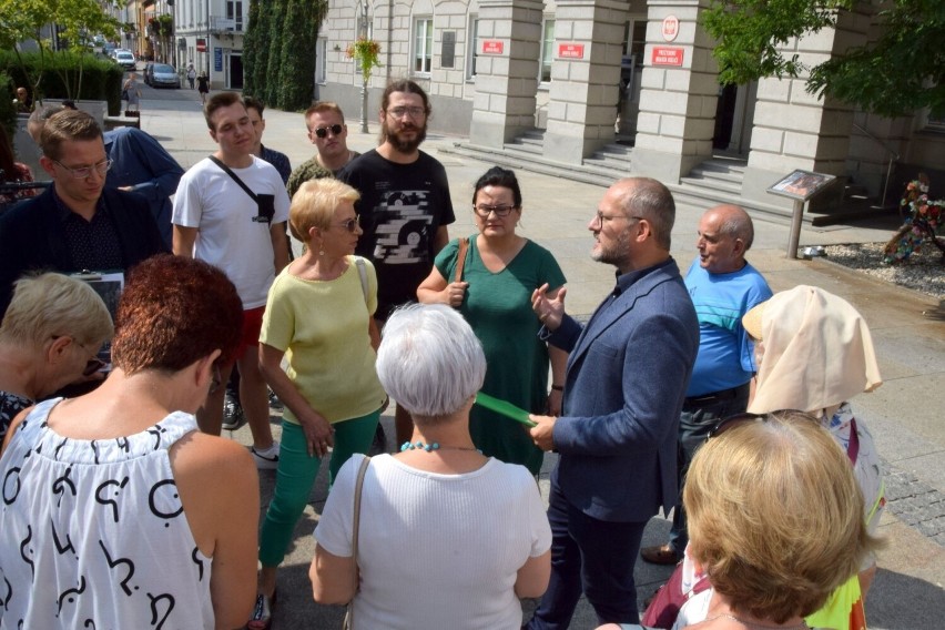 Mieszkańcy szukają łańcuchów. Przypną się do drzew przy ulicy Karczówkowskiej w Kielcach, by je obronić przed wycinką. Zobacz film i zdjęcia