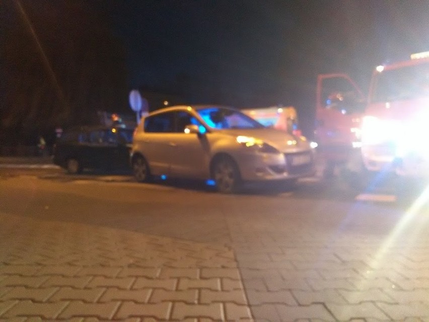 Wypadek na Szadkowskiej przy rondzie Solidarności w Zduńskiej Woli. Sprawca został pobity [zdjęcia]