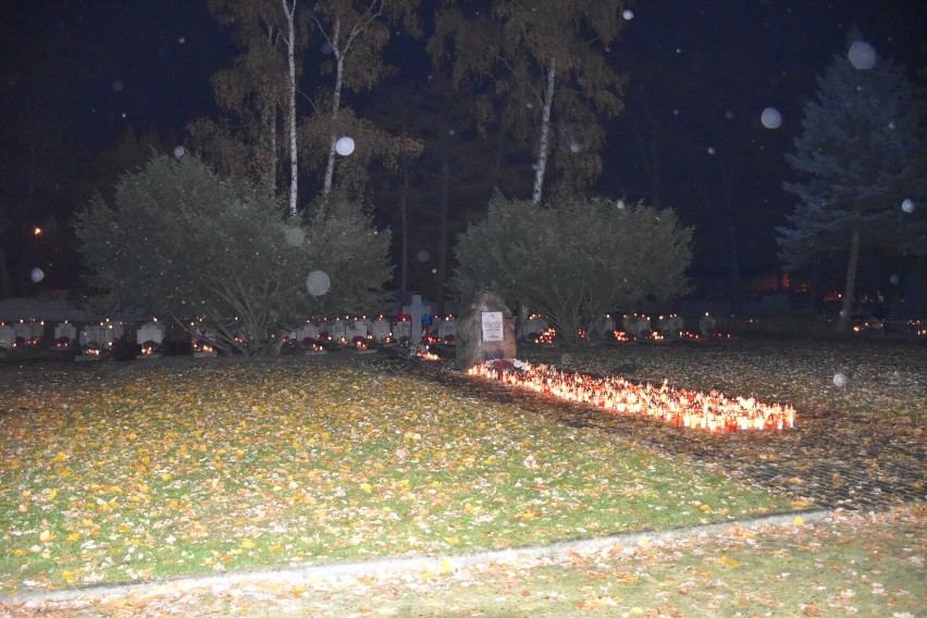 Stargardzki cmentarz zapłakany deszczem i otulony światełkami - wieczór Wszystkich Świętych 2021 r.