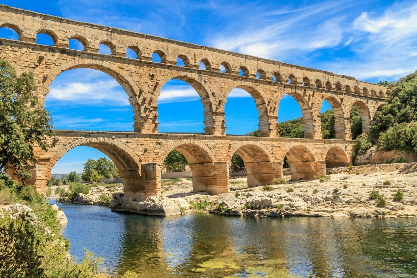 Pont du Gard to znakomicie zachowany rzymski akwedukt z I w...
