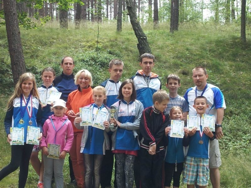 Na zdjęciu grupowym w pierwszym rzędzie stoją: Natalia...