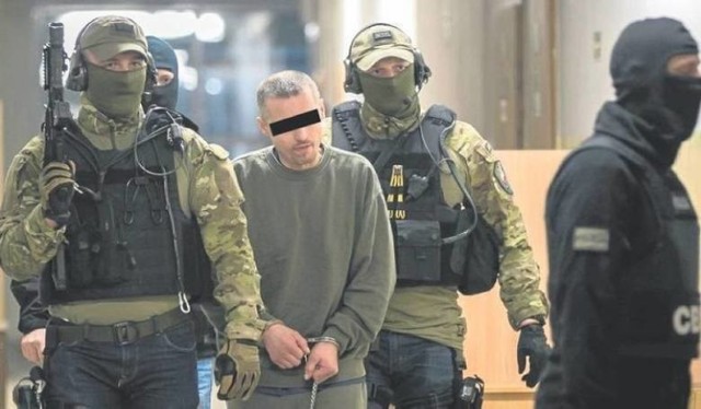 Jeden z członków gangu karateków w drodze na przesłuchanie w prokuraturze w Krakowie.