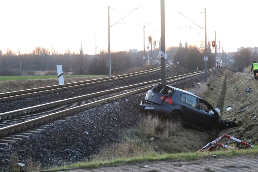 Śmiertelny wypadek na przejeździe kolejowym przy ulicy Bobrowej w Legnicy. Pociąg relacji Zgorzelec Wrocław zderzył się z samochodem
