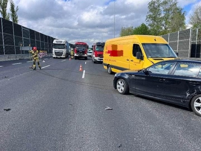 Poważny wypadek na autostradzie A4 w rejonie Krakowa. Zderzenie trzech samochodów          