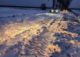 Uwaga, jest niebezpiecznie! Na drogach w całym powiecie są zaspy śniegu!