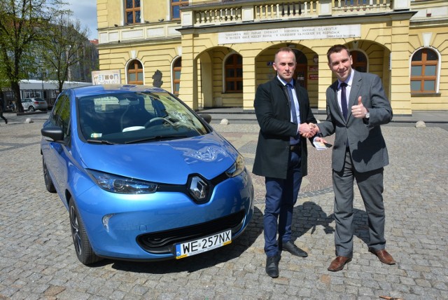 Urząd Miejski w Ostrowie testuje elektryczny samochód