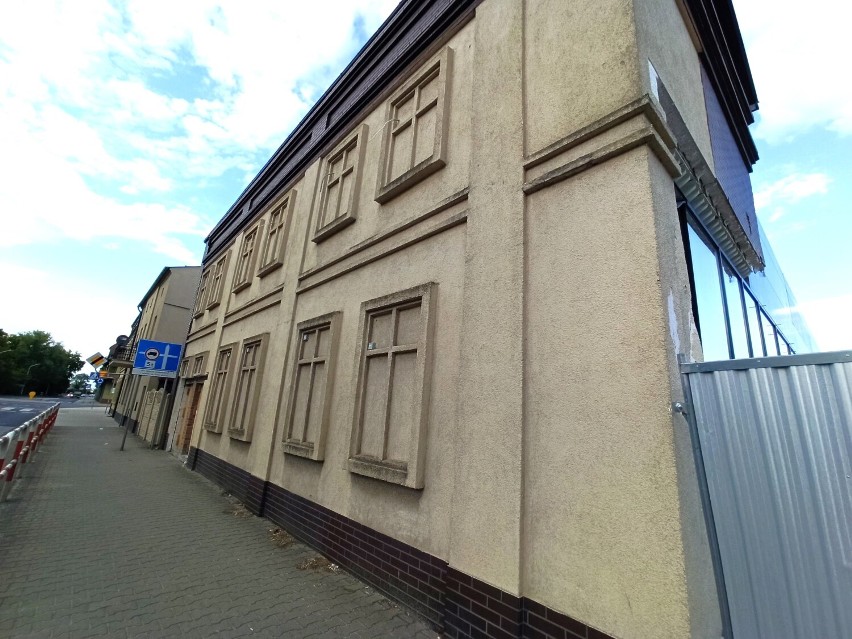 Remont budynku, w którym działo Tesco w Rawiczu (10.08.2022)
