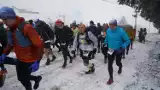 Śnieg na 4. Górski Półmaratonie „Orzeł” w Sokolcu. Trasa biegu była oblodzona i niebezpieczna FILM, ZDJĘCIA
