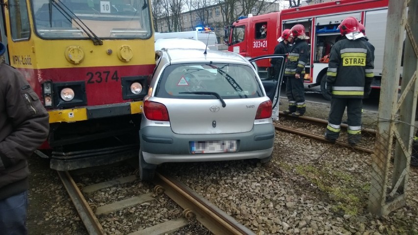 Wypadek na al. Politechniki w Łodzi. Toyota yaris wjechała...