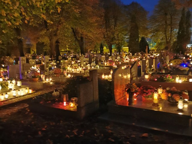 Nocne zdjęcia cmentarza w Żarach robią wrazenie. Tak niesamowicie nekropolia wygląda tylko kilka dni w roku