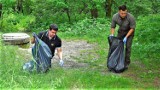 Burmistrz Olkusza Roman Piaśnik wziął udział w akcji sprzątania miasta. Razem z pracownikami wybrał się do lasu w Witeradowie