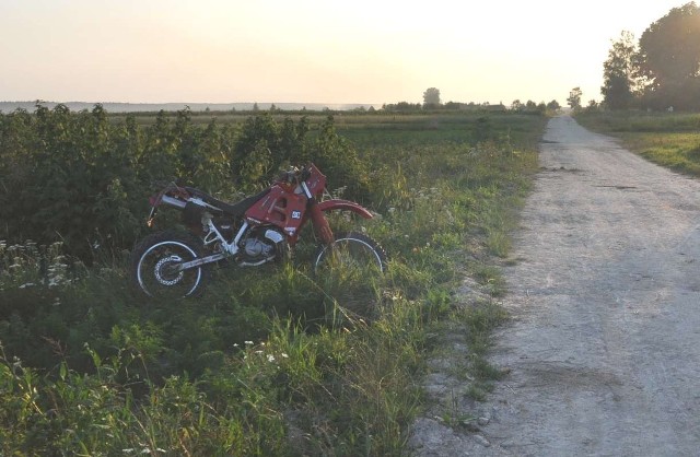 Aleksandrów: 14-latek wsiadł na motocykl ojca i wjechał do rowu