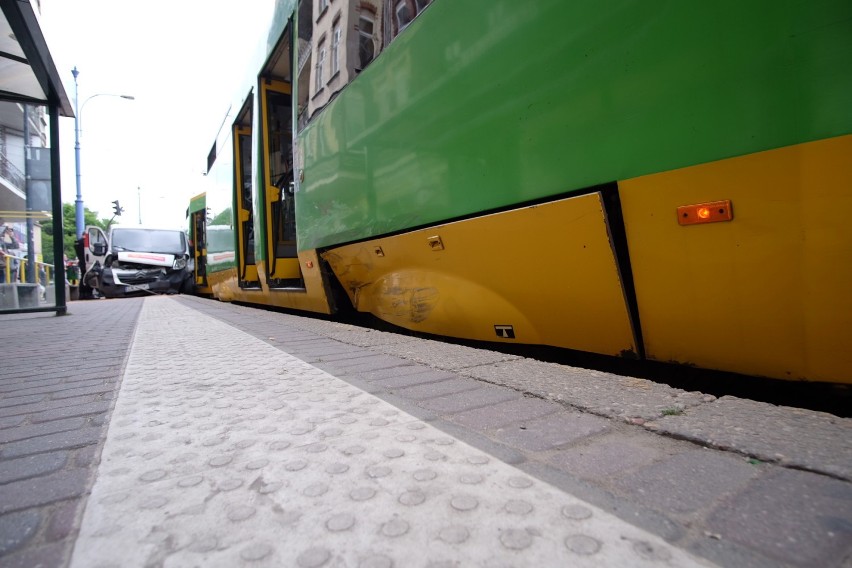 Poznań: Zderzenie citroena z tramwajem w centrum [ZDJĘCIA]