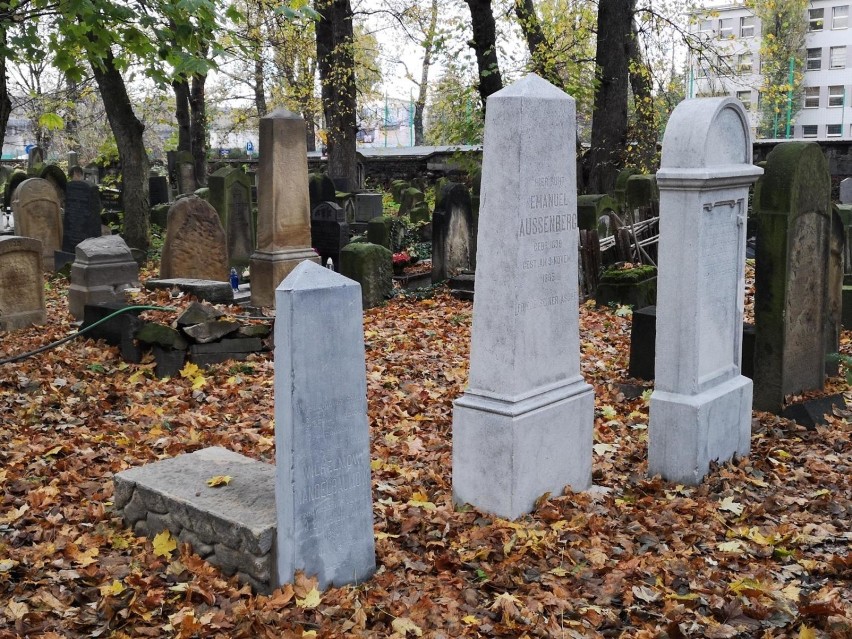 Kraków. Ratują zabytkowe macewy na cmentarzu przy Miodowej