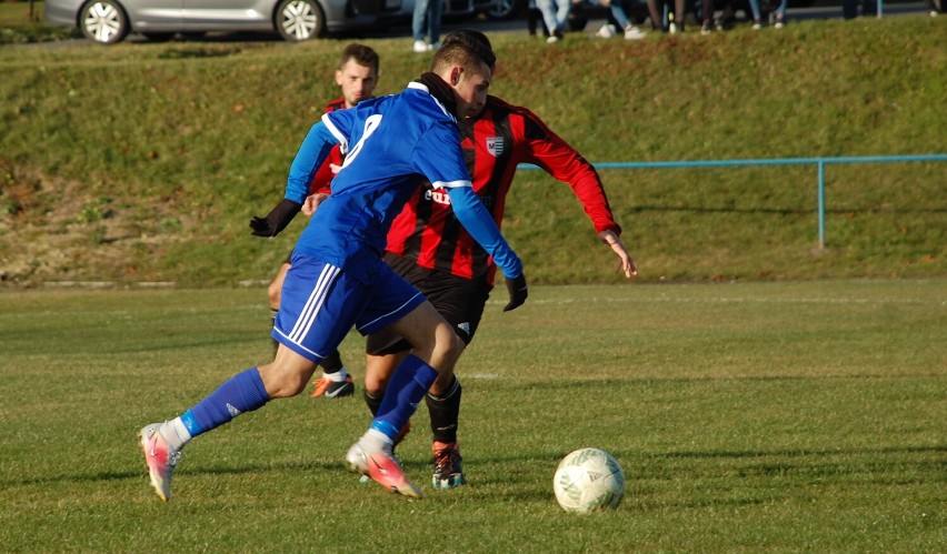 Pewne zwycięstwo Tempa Nienaszów. Piękny gol Arkadiusza Majki [ZDJĘCIA]