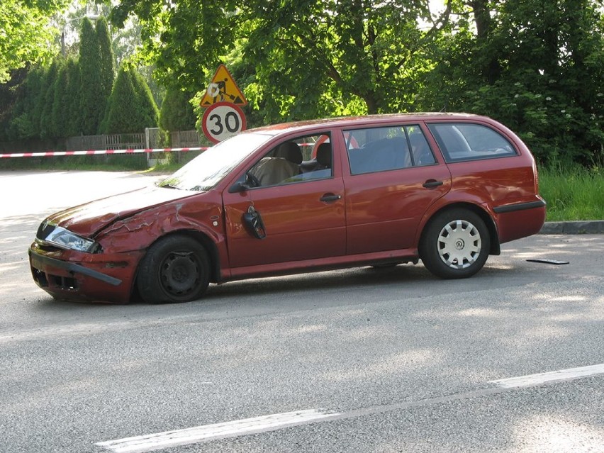 Kraśnik: Zderzenie aut na ul. Janowskiej. Trzy osoby przewieziono do szpitala (zdjęcia)