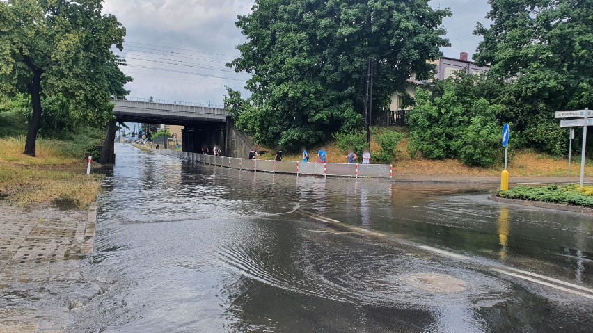 Po nawałnicy ulica Kobylińska znów zalana pod wiaduktem. Liczne podtopienia piwnic i sklepów oraz hali [ZDJĘCIA + FILM]