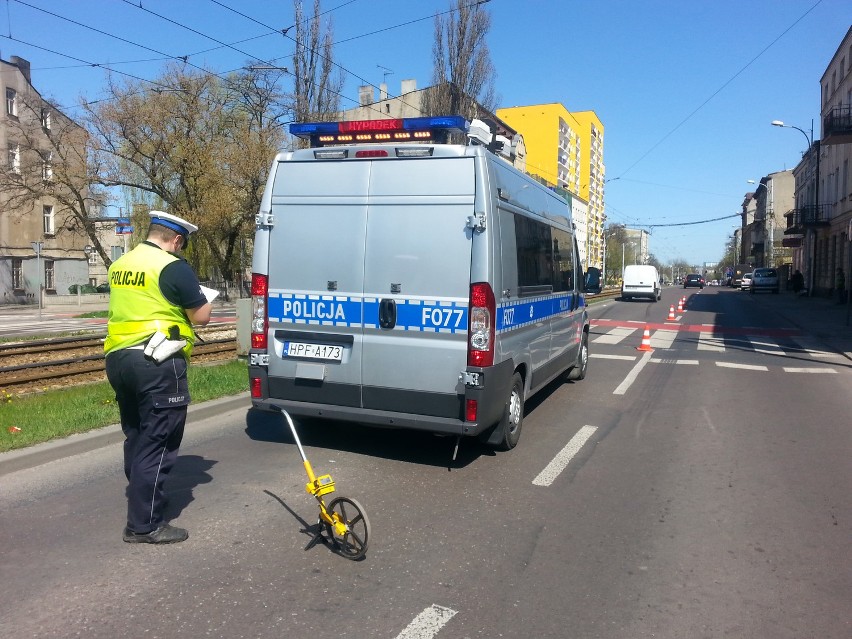 Kobieta potrącona przez samochód na Pabianickiej w Łodzi [ZDJĘCIA] 