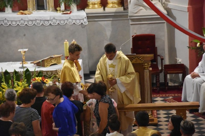 Mieszkańcy Mchów pożegnali proboszcza, którego biskup przeniósł do parafii w Dusznikach. Jaki jest powód tej zmiany?