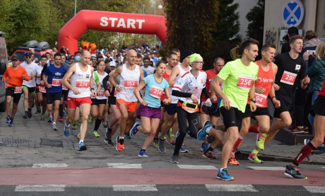 342 osoby pokonały liczącą 10 km trasę XXVIII Ulicznego Biegu Sambora. Wygrał Emil Dobrowolski z Chotomowa. Drugi był Andrzej Rogiewicz z Grudziądza, a trzeci tczewianin Patryk Sowiński. Wśród pań najszybsza była Ewelina Parocka z Obliwic.