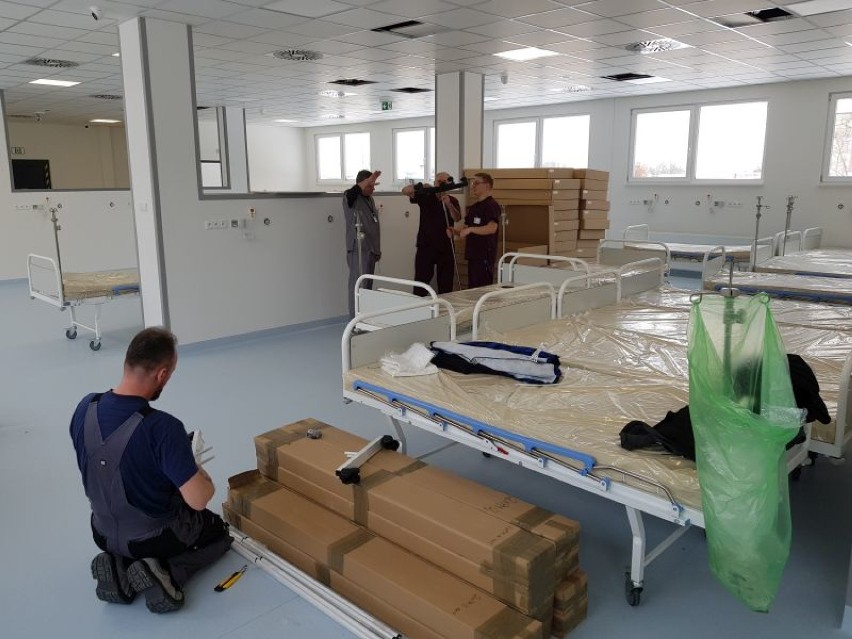Legnica. Budowa szpitala covidowego ukończona. Szpital wkrótce przyjmie pierwszych pacjentów. Zobacz, jak wygląda w środku! [ZDJĘCIA]