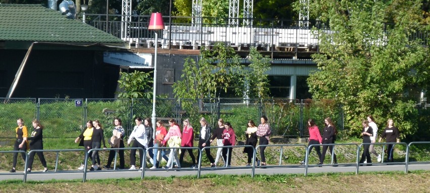 Tłumy nad Wisłokiem w Rzeszowie. Młodzież korzystała z pięknej, poniedziałkowej pogody. Zobaczcie zdjęcia