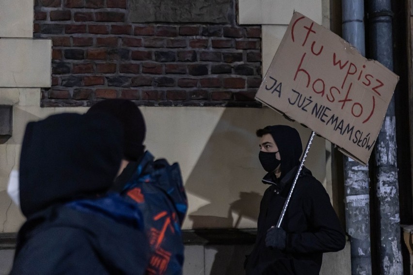 Kraków. Manifestacja przed krakowską siedzibą PiS. "Żyjemy w kraju, w którym kobiety boją się zachodzić w ciążę"