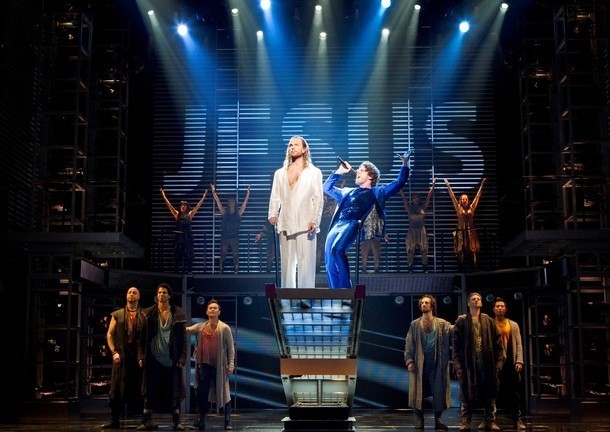 Kultura Wysoka

W Poniedziałek Wielkanocny na deskach Teatru Rozrywki o godz. 17 odbędzie się słynny musical Jesus Christ Superstar. Co prawda bilety już są wyprzedane, ale dla tych, którym bardzo zależy, można się wybrać do kasy zaraz przed spektaklem i dostać bilet z możliwych zwrotów.
2 kwietnia natomiast w Chorzowskim Centrum Kultury o godz. 19 odbędzie się Koncert Wielkanocny w wykonaniu zespołu wokalno-instrumentalnego Twoje Niebo i Ewy Urygi. Bilety w cenie 25 zł.