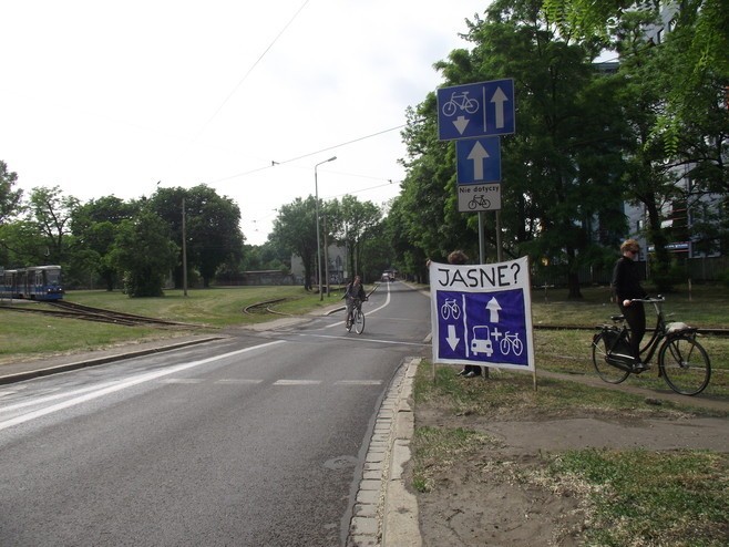 Wrocław: Rowerzyści uczyli kierowców jazdy (ZDJĘCIA, FILMY)