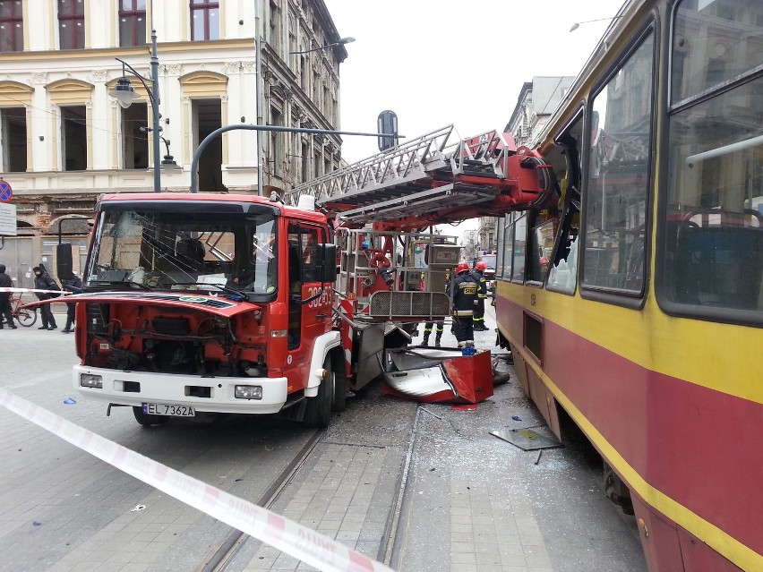 Wypadek na Narutowicza w Łodzi. Wóz straży pożarnej zderzył się z tramwajem [ZDJĘCIA]