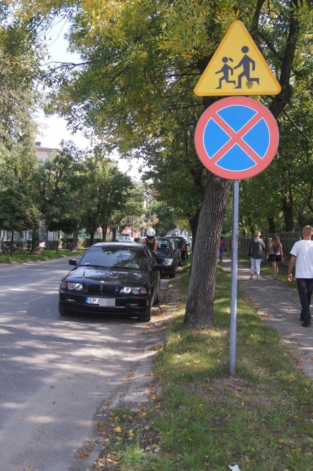 Radomsko: Kierowcy ignorują znak i wciąż parkują przy Piłsudskiego. Policja karze mandatami