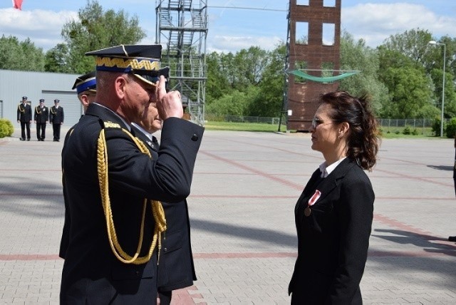 Magdalena Molczyńska, pracownik cywilny wąbrzeskiej komendy PSP, odebrała brązowy medal „Za zasługi dla pożarnictwa”. Wręczyli go  nadbryg. Janusz Halak, komendant wojewódzki PSP oraz jego zastępca  st.bryg. Sławomir Herbowski