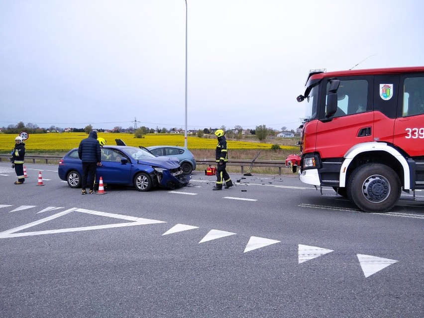 Groźne zderzenie dwóch samochodów osobowych przy wjeździe na S7 w Cedrach Małych (powiat gdański)! ZDJĘCIA [06.05.2023 r.]