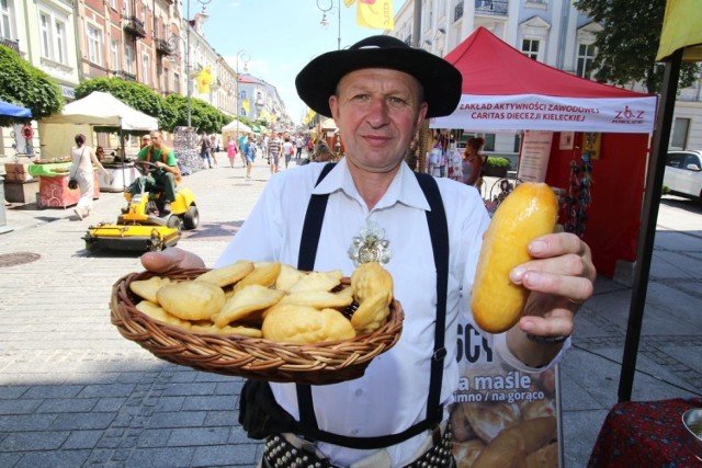 Andrzej Król z Zakopanego oferuje między innymi oscypki.