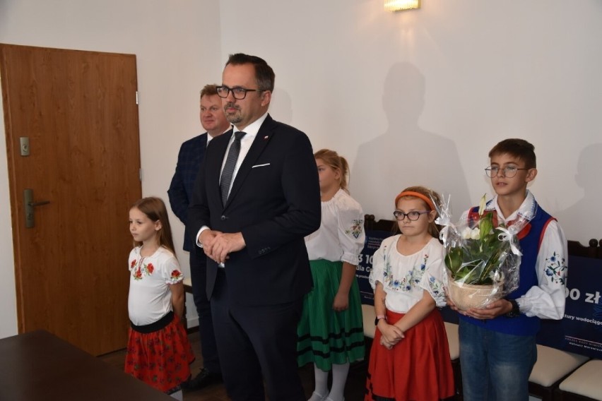 Wiceminister Marcin Horała przekazał symboliczne czeki dla gm. Liniewo