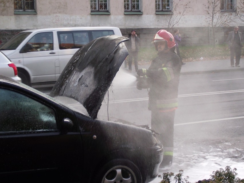 Głogów: Auto stanęło w płomieniach (Zdjęcia i film)