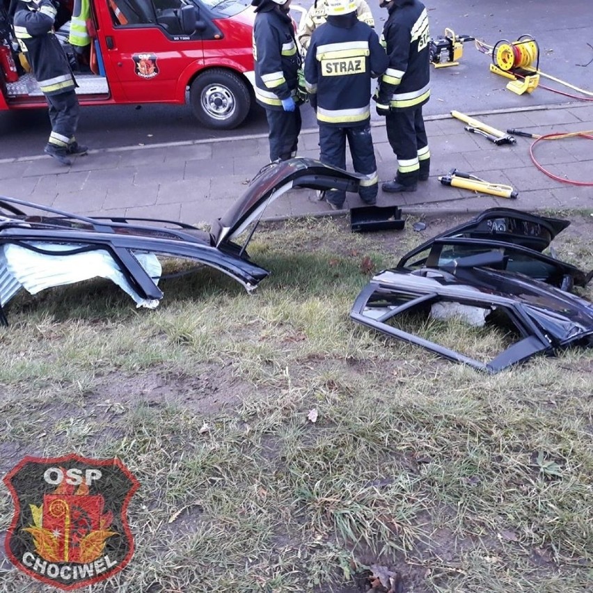 Tragiczny wypadek pod Chociwlem. Ojciec wiozący dzieci uderzył w drzewo. Pięć osób w szpitalu