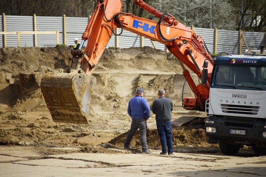 Prace nad budową salonu Rojax przy Hali Podpromie ruszyły na...