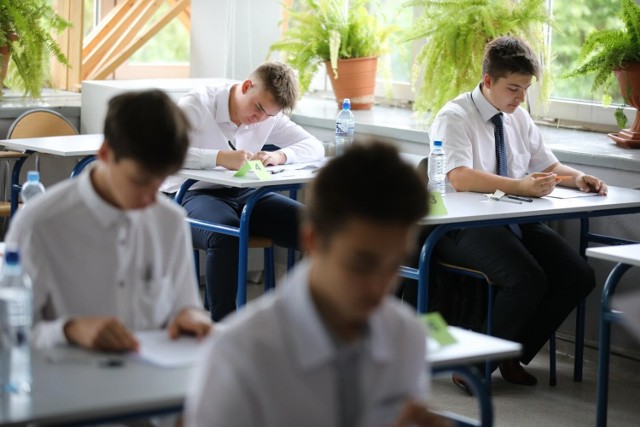 Egzamin ósmoklasisty 2023 z języka obcego wypada w trzecim dniu majowych egzaminów klas ósmych. Potem uczniowie kontynuują naukę w szkole do zakończenia roku 23 czerwca.