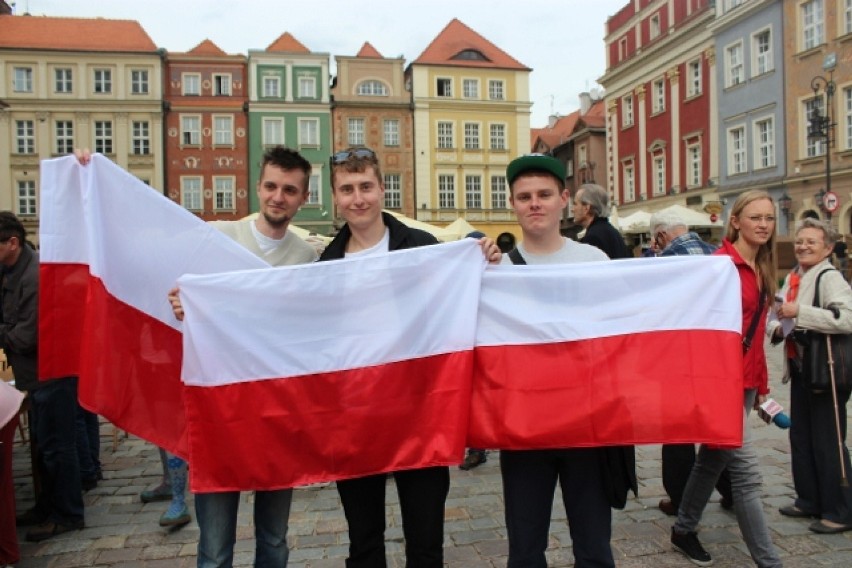 Rozdawali bezłatne flagi na Starym Rynku