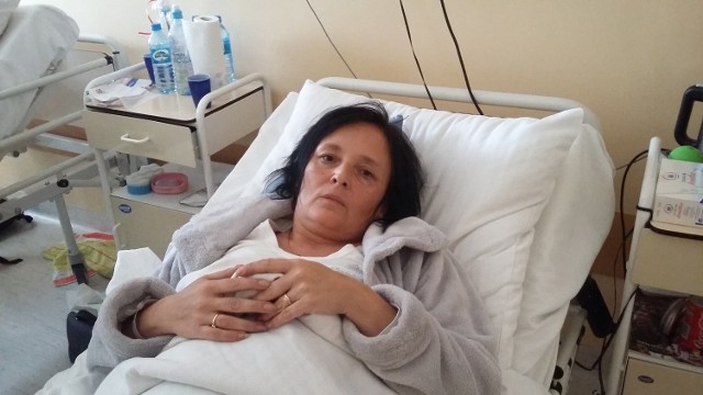 Jolanta Dereń traumatycznie wspomina wizytę w szpitalu Żeromskiego i doktora Macieja S. Skarży się, że ją szarpał, popychał, był arogancki i wysłał ją na badania psychiatryczne, by ją upokorzyć.