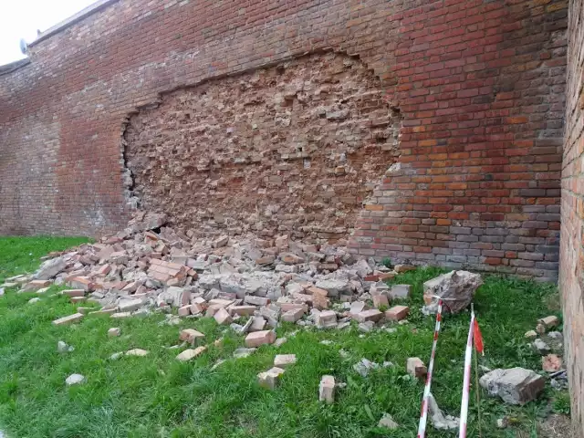 Fragment murów obronnych w Chełmnie zawalił się. Naprawa wymaga decyzji wojewódzkiego konserwatora zabytków
